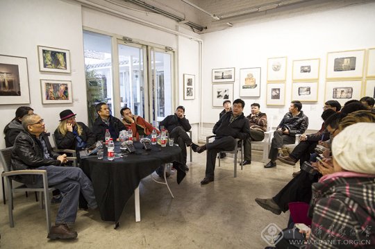 众位专家在研讨会上交流。田志力（左3）、钟建明、冯建国、刘铮（左4）、何崇岳（左5）、芦笛（左6）、路易斯·康娜（左2）